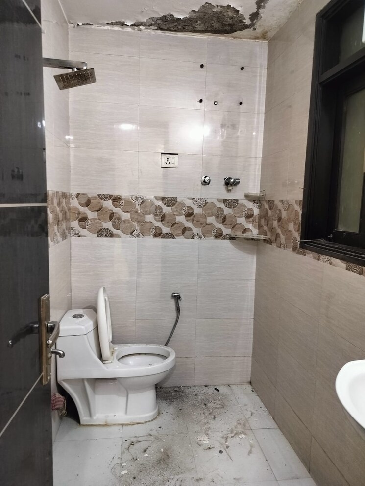 Bathroom, sector 12 dwarka 3 Bedroom 1500 Sq.Ft. Apartment In Sector 12 Dwarka Delhi 9541611