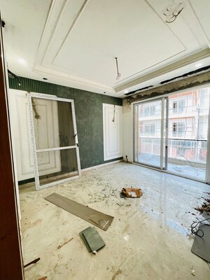 Room in 4 BHK Builder Floor at Sector 63a – for Sale