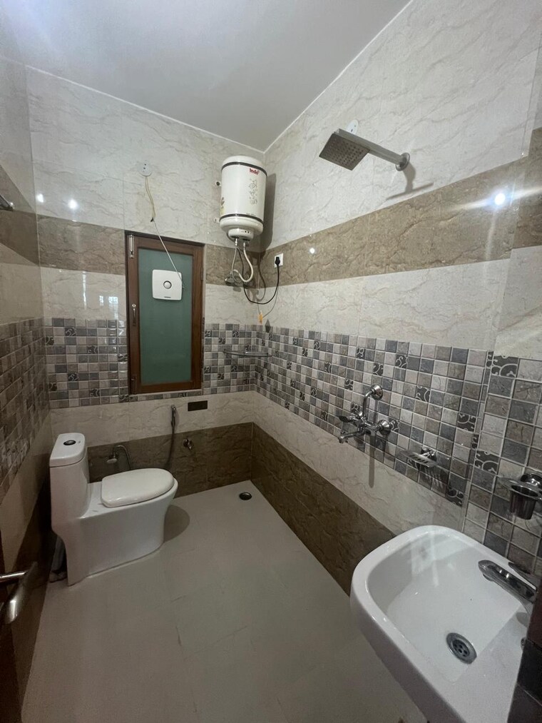 Bathroom, sector 51 3 Bedroom 250 Sq.Yd. Builder Floor In Sector 51 Gurgaon 9541872