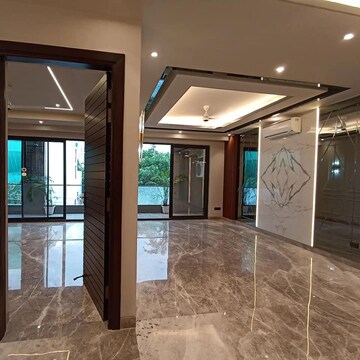 Room in 3.5 BHK Builder Floor at DLF Royale Residences, Dlf Phase I – for Sale