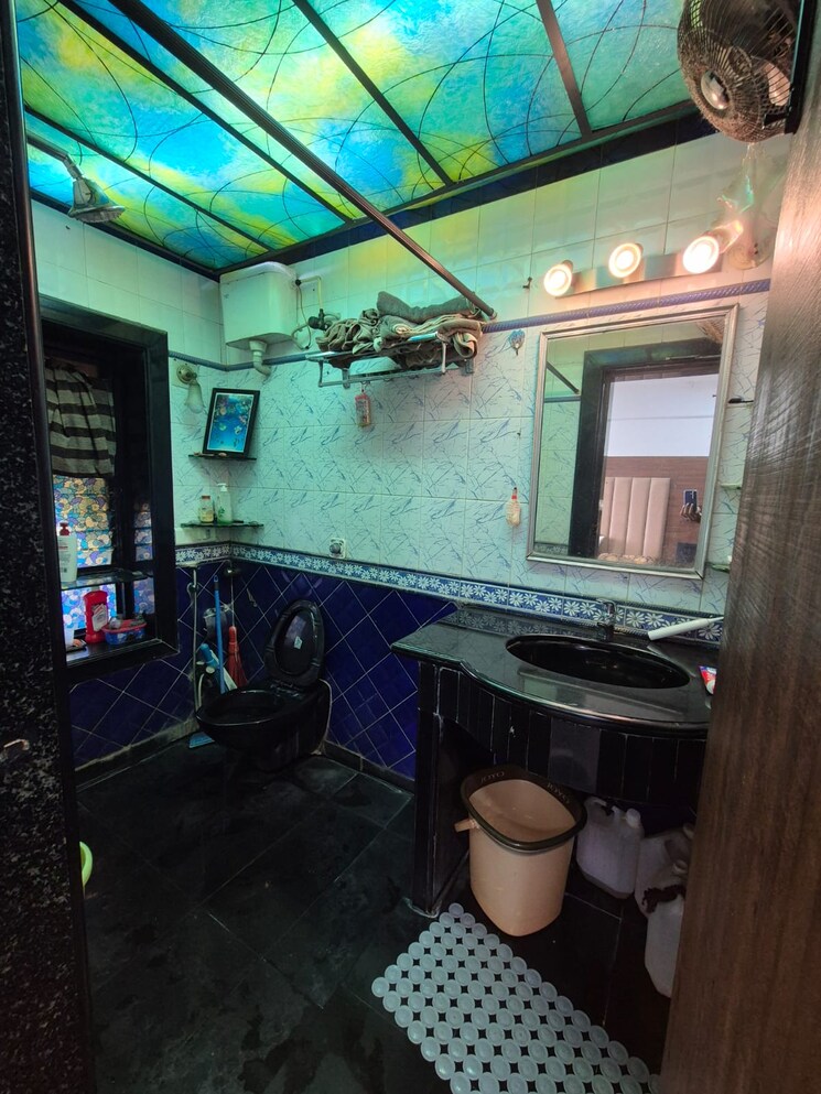 Bathroom, makhdoom-sea-palace 4 Bedroom 1650 Sq.Ft. Apartment In Mahim Mumbai 9542013