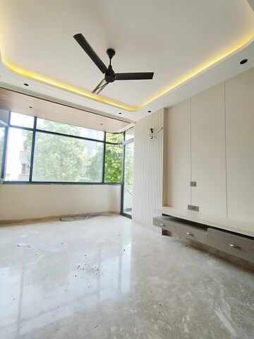 Room in 3 BHK Builder Floor at Sector 52 – for Sale