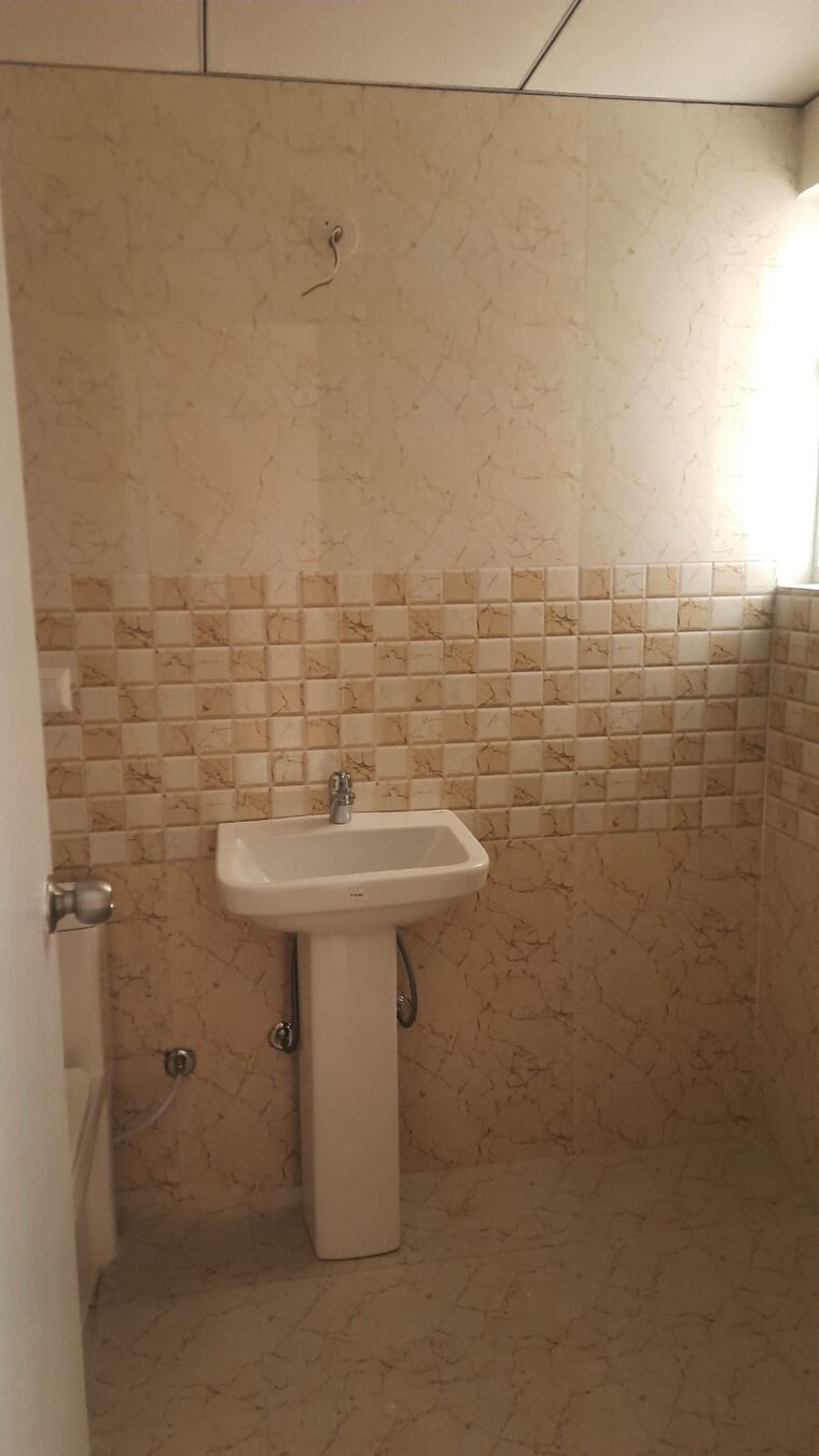 Bathroom, ska-metro-ville 2 Bedroom 920 Sq.Ft. Apartment In Eta Ii Greater Noida Greater Noida 9542195