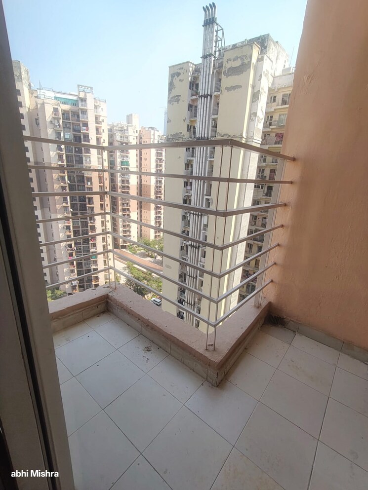 Balcony, paras-tierea 2 Bedroom 825 Sq.Ft. Apartment In Sector 137 Noida 9542455