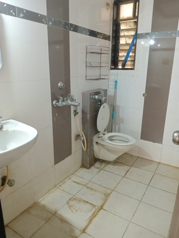 Bathroom, sapphire-court 3 Bedroom 900 Sq.Ft. Apartment In Andheri West Mumbai 9542438