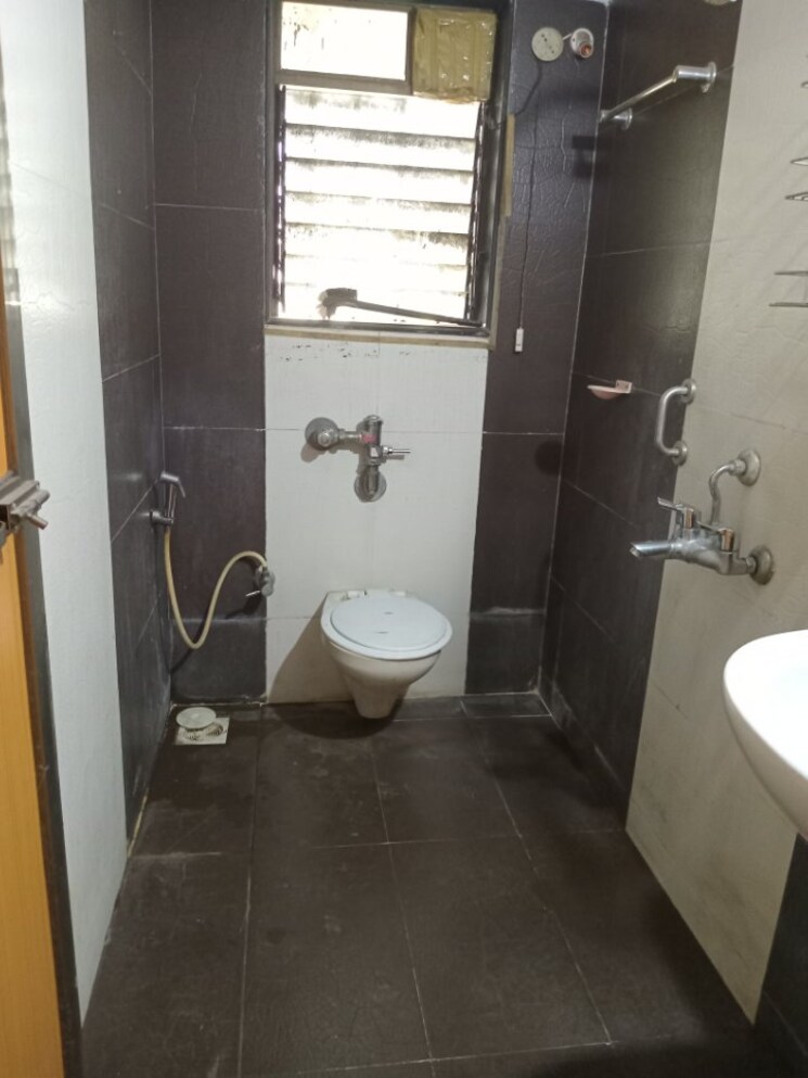 Bathroom, sapphire-court 3 Bedroom 900 Sq.Ft. Apartment In Andheri West Mumbai 9542438