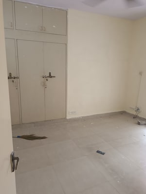 Room in 3 BHK Apartment at Shalimar Nest, Vasant Kunj – for Rent