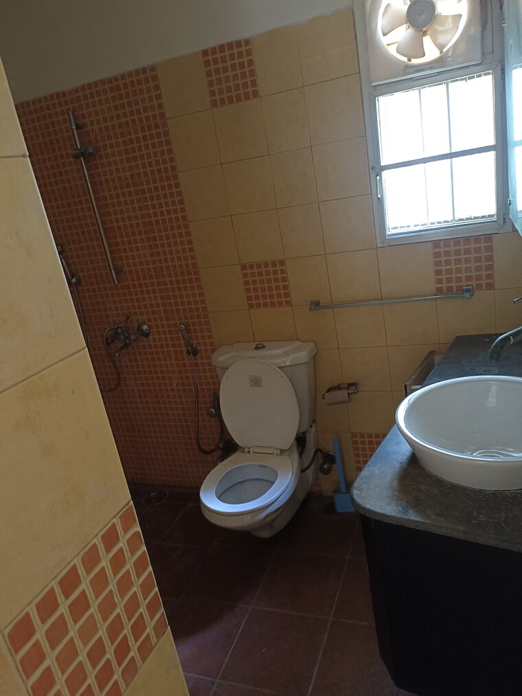 Bathroom, shalimar-nest 3 Bedroom 1400 Sq.Ft. Apartment In Vasant Kunj Delhi 9542556