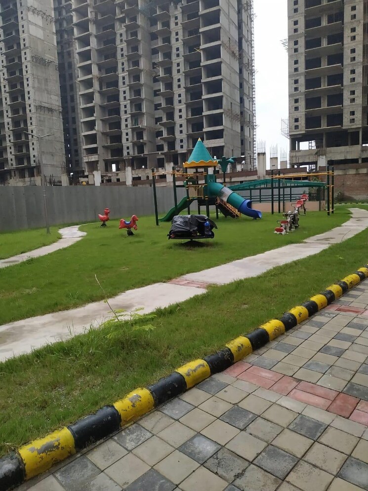 Garden, clover-spring-homes 6 Bedroom 5200 Sq.Ft. Apartment In Sector 1 Greater Noida Greater Noida 9542730