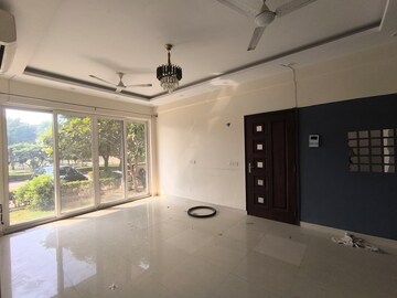 Room in 3 BHK Builder Floor at BPTP Amstoria, Sector 102 – for Rent