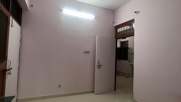 Room in 2 BHK Apartment at Gomti Nagar – for Rent