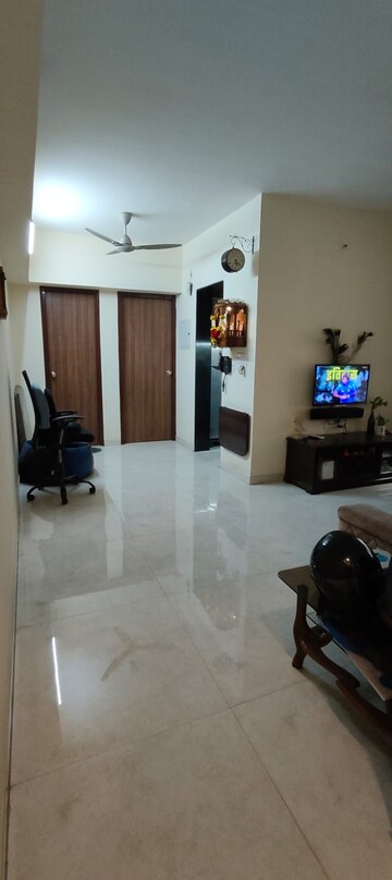 Room in 1 BHK Apartment at Lodha Amara, Kolshet Road – for Sale