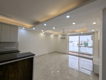 Room in 2 BHK Apartment at Smart World Orchard, Sector 61 – for Sale