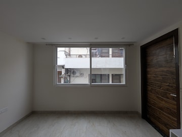 Room in 2 BHK Apartment at Smart World Orchard, Sector 61 – for Sale