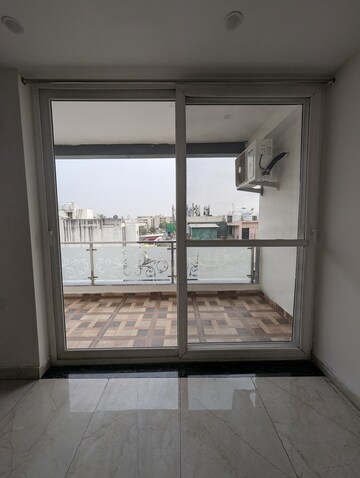 Room in 2 BHK Apartment at Smart World Orchard, Sector 61 – for Sale