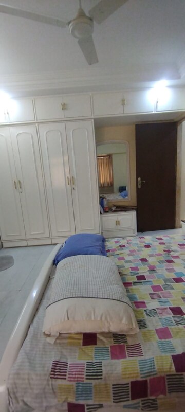 Bedroom in 2.5 BHK Apartment at Andheri West – for Rent