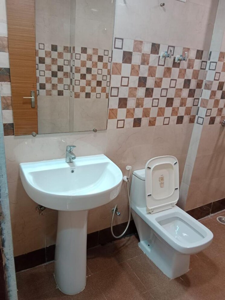 Bathroom, saya-gold-avenue 3 Bedroom 1760 Sq.Ft. Apartment In Vaibhav Khand Ghaziabad 9543450