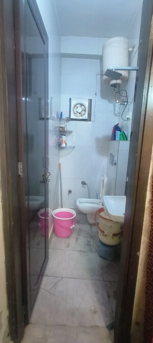 Bathroom in 1 BHK Builder Floor at Rohini Sector 25 – for Rent