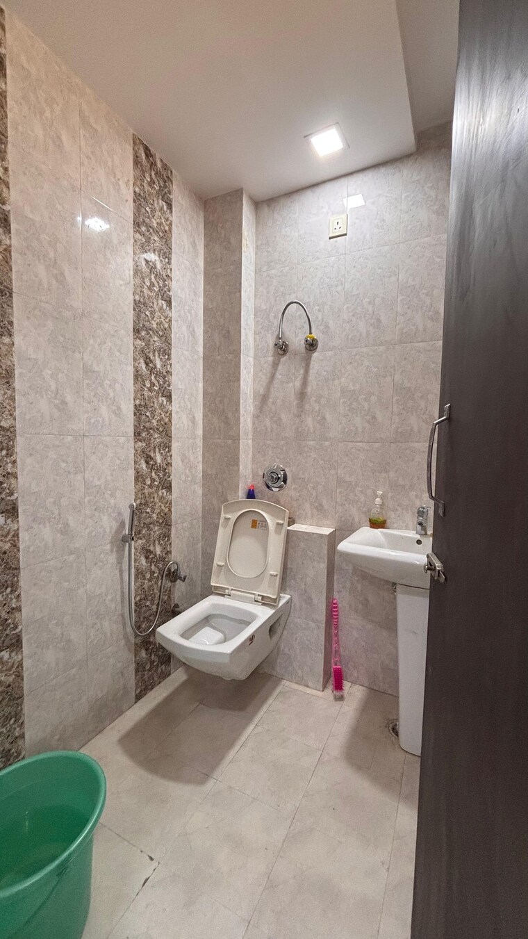 Bathroom, gyan khand 3 Bedroom 1300 Sq.Ft. Builder Floor In Gyan Khand Ghaziabad 9543494