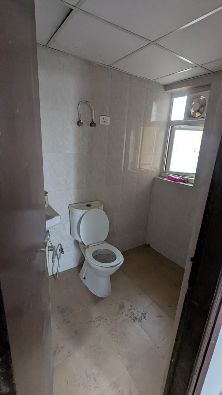 Bathroom, amrapali-leisure-park 3 Bedroom 1145 Sq.Ft. Apartment In Amrapali Leisure Valley Greater Noida 9543535