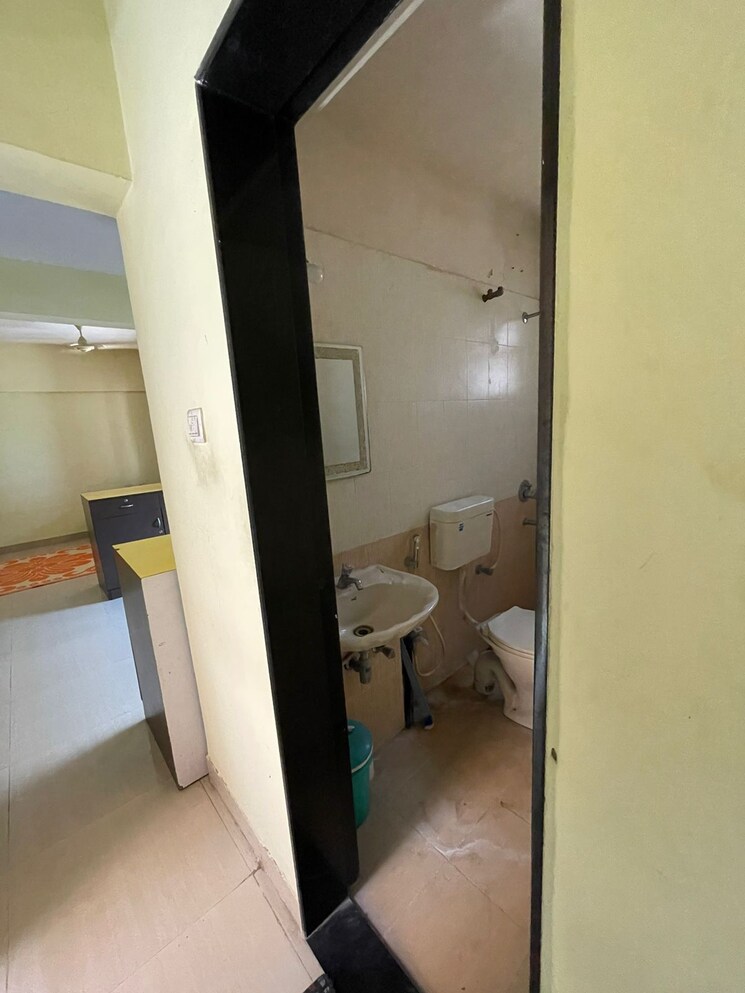 Bathroom, kumar-urban-shantiniketan-phase-2 2 Bedroom 1000 Sq.Ft. Apartment In Baner Pune 9543530