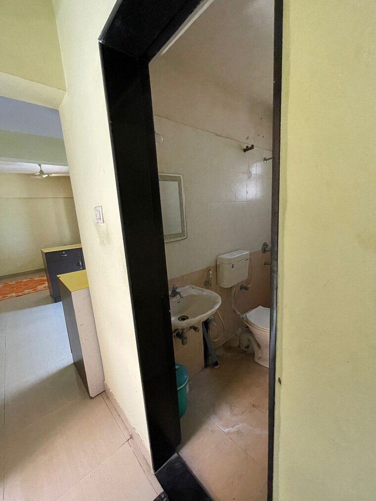 Bathroom, kumar-urban-shantiniketan-phase-2 2 Bedroom 1000 Sq.Ft. Apartment In Baner Pune 9543530