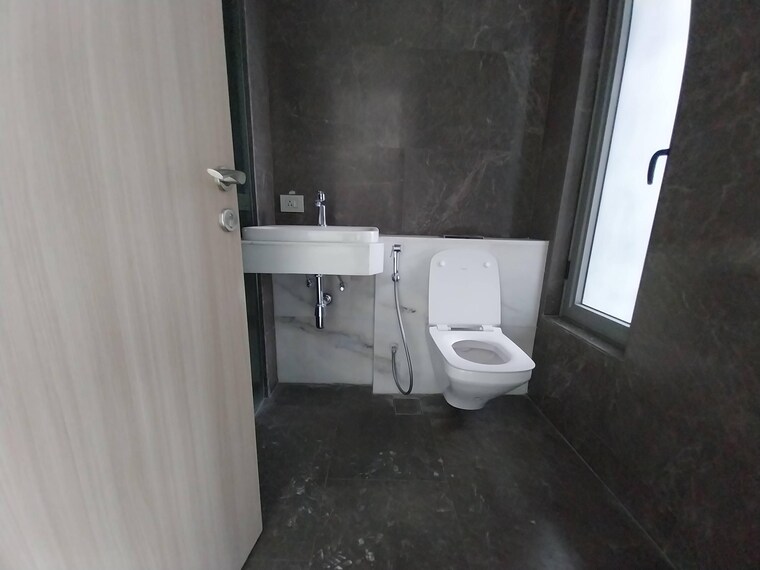 Bathroom, rustomjee-crown 4 Bedroom 1700 Sq.Ft. Apartment In Prabhadevi Mumbai 9543539