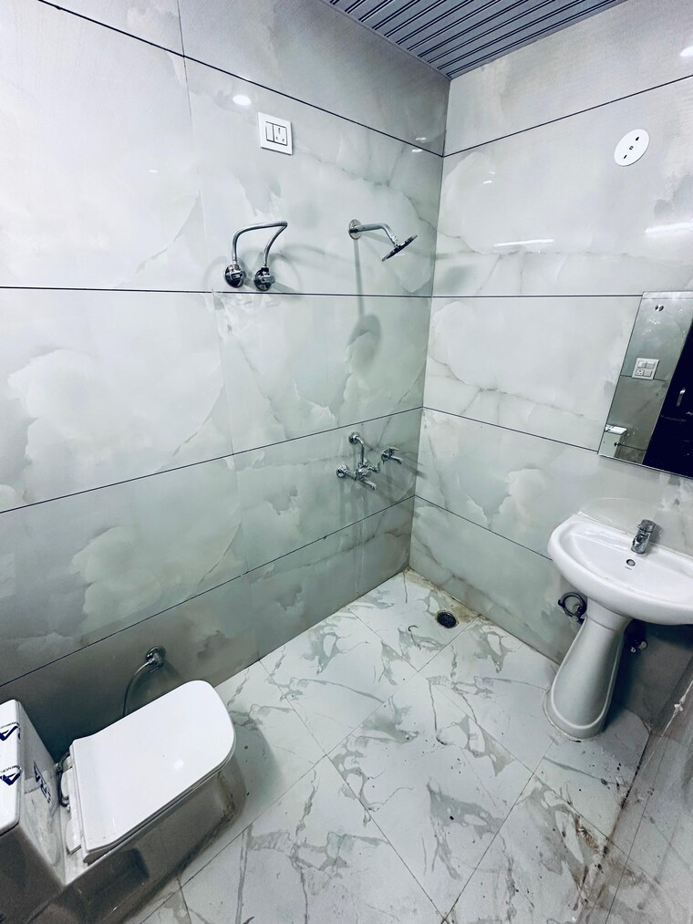 Bathroom, pir machalla 3 Bedroom 1350 Sq.Ft. Apartment In Pir Machalla Zirakpur 9543607