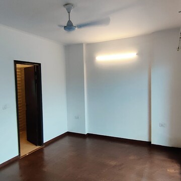 Room in 3 BHK Apartment at Elite Golf Green, Sector 79 – for Rent