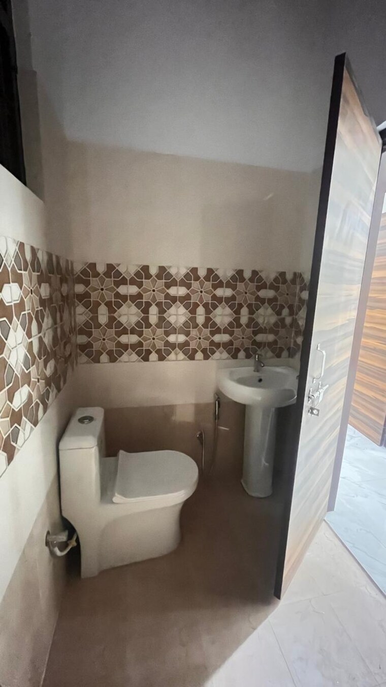 Bathroom, jankipuram 2 Bedroom 1300 Sq.Ft. Builder Floor In Jankipuram Lucknow 9543655
