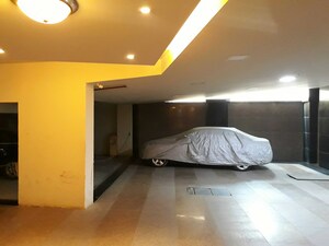 Room in 4 BHK Apartment at Prabhadevi CHS, Prabhadevi – for Rent