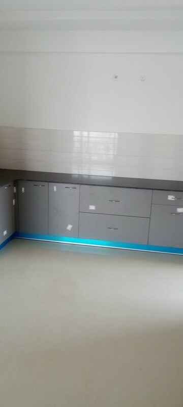 Furnished Amenities in 3 BHK Apartment at Parker White Lily, Sector 8 – for Sale