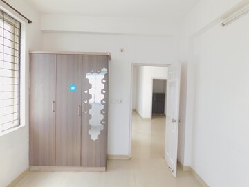 Room in 3 BHK Apartment at Kondapur – for Rent