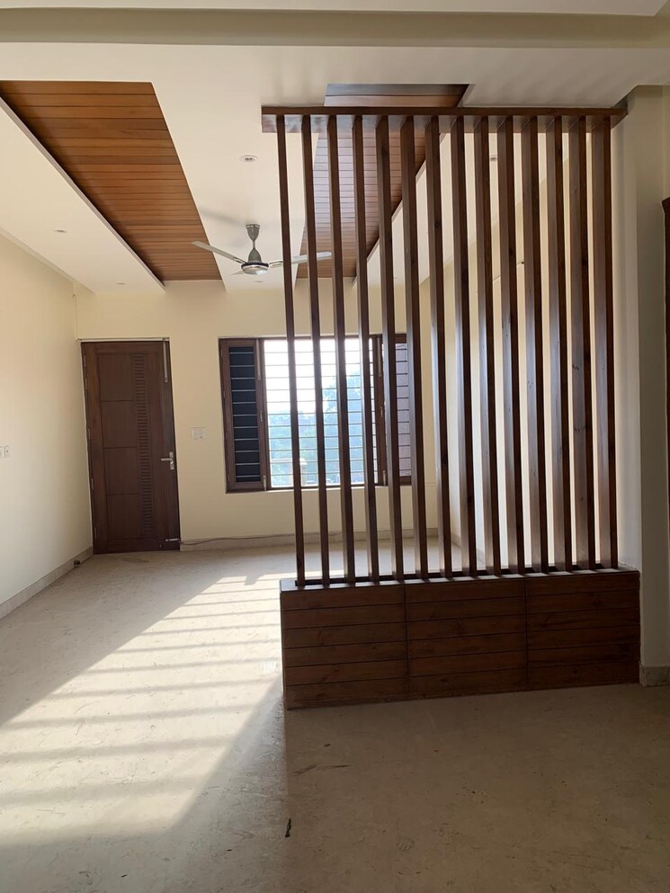 Room, sector 85 3 Bedroom 2250 Sq.Ft. Apartment In Sector 85 Faridabad 9543747