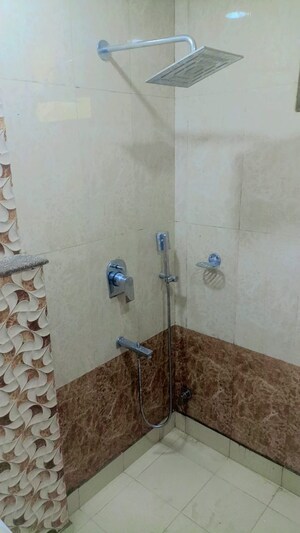 Bathroom in 1 BHK Builder Floor at Sector 40 – for Rent