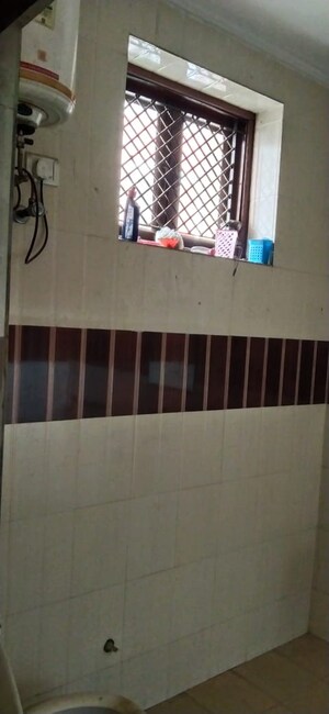 Furnished Amenities in Studio Apartment at Arun Vihar, Sector 29 – for Rent