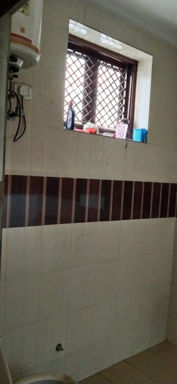 Furnished Amenities in Studio Apartment at Arun Vihar, Sector 29 – for Rent