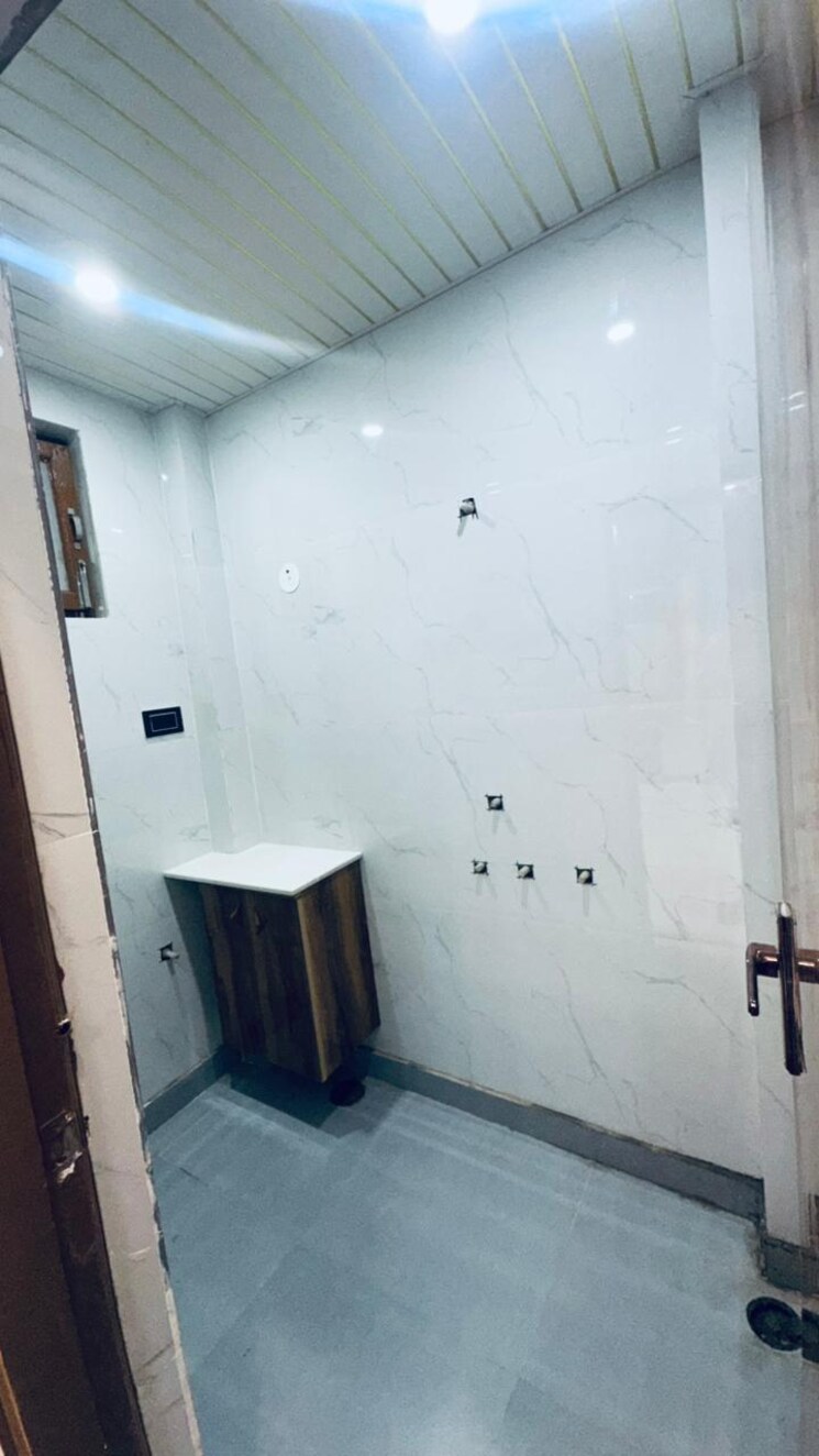 Bathroom, vasundhara sector 3 3 Bedroom 150 Sq.Yd. Builder Floor In Vasundhara Sector 3 Ghaziabad 9544191