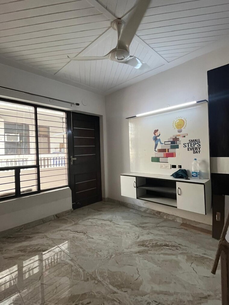  Parking, palam vihar 3 Bedroom 2400 Sq.Ft. Independent House In Palam Vihar Gurgaon 9544521