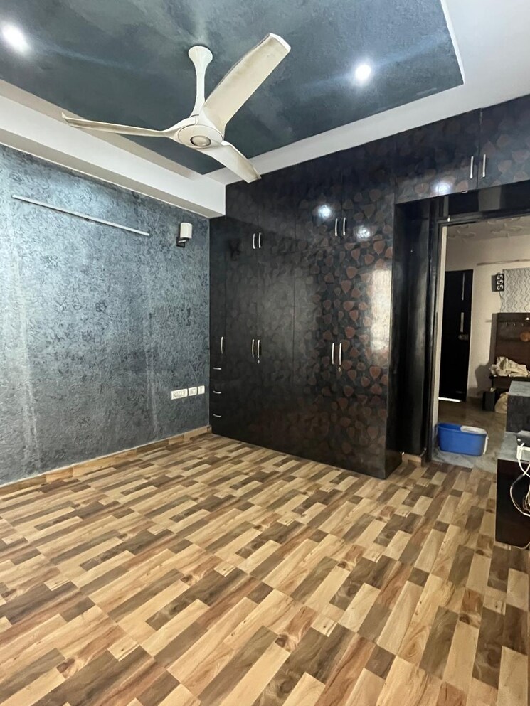  Parking, palam vihar 3 Bedroom 1900 Sq.Ft. Builder Floor In Palam Vihar Gurgaon 9544607