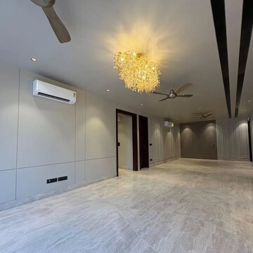 Building Lobby in 4 BHK Builder Floor at DLF City Centre, Sector 28 – for Sale