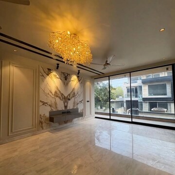 Room in 4 BHK Builder Floor at DLF City Centre, Sector 28 – for Sale