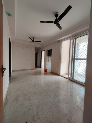 Room in 2.5 BHK Apartment at Amrapali Golf Homes, Sector 4 Greater Noida – for Rent