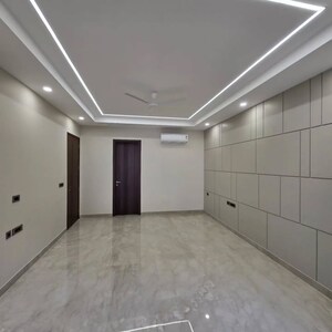 Room in 5 BHK Builder Floor at Baani City Center, Sector 63 – for Sale