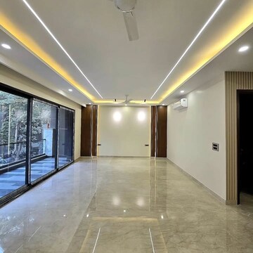 Room in 5 BHK Builder Floor at Baani City Center, Sector 63 – for Sale