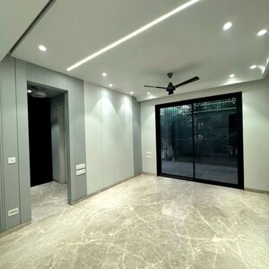 Room in 4 BHK Builder Floor at Shishta City Centre 92, Sector 92 – for Sale