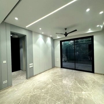 Room in 4 BHK Builder Floor at Shishta City Centre 92, Sector 92 – for Sale