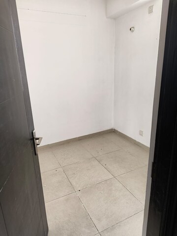 Room in 2.5 BHK Apartment at Ajnara Homes, Sector 16b Greater Noida – for Sale