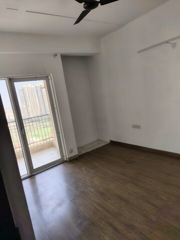 Room in 2.5 BHK Apartment at Ajnara Homes, Sector 16b Greater Noida – for Sale