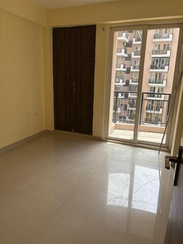 Room in 3 BHK Apartment at Strategic Royal Court, Sector 16 Greater Noida – for Rent